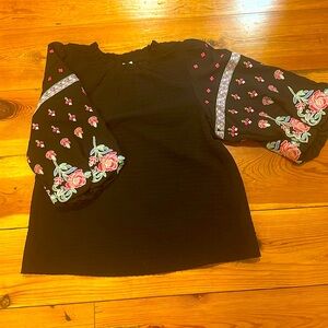 Black 3/4 length sleeve, with a little puff sleeve